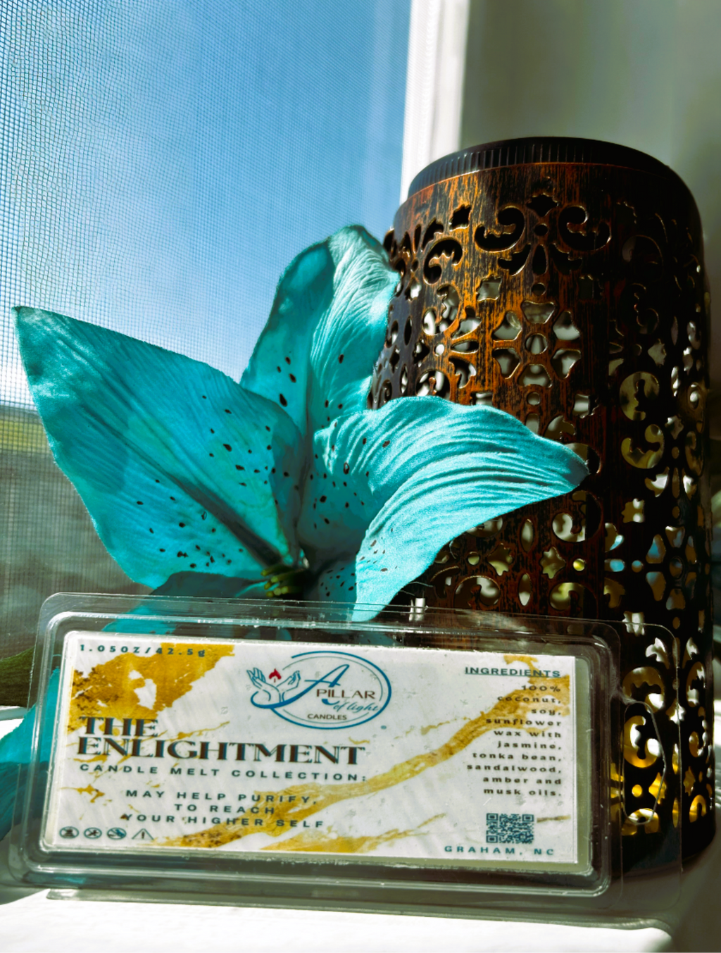 Handcrafted snap bar wax melts featuring sandalwood tonka bean amber - long-lasting soothing aroma for any room