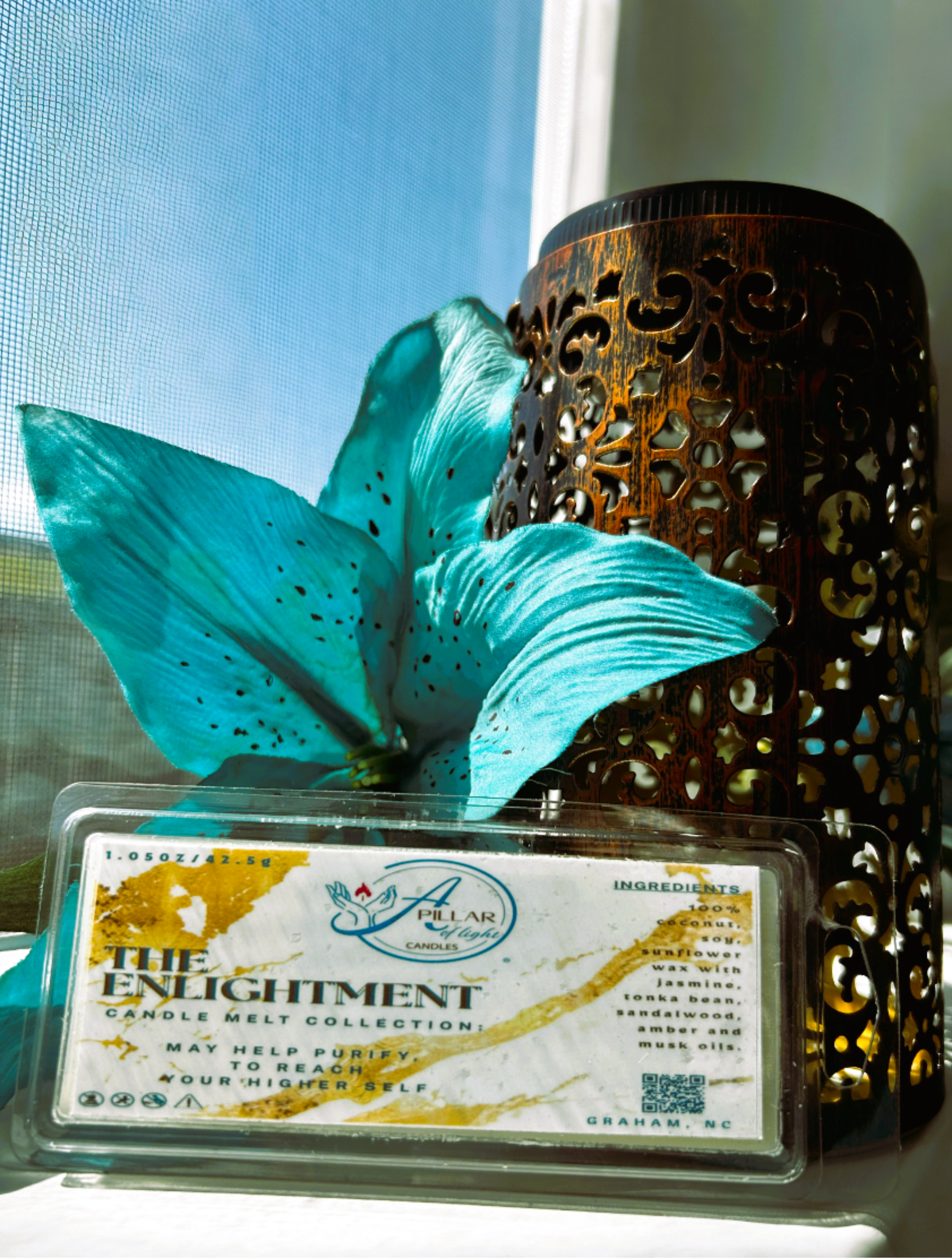 Handcrafted snap bar wax melts featuring sandalwood tonka bean amber - long-lasting soothing aroma for any room